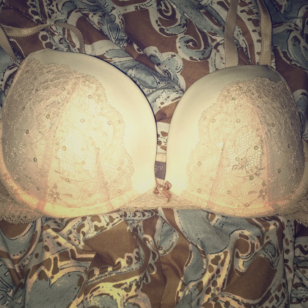 Nude/White lace Victoria’s Secret Push-up Bra!